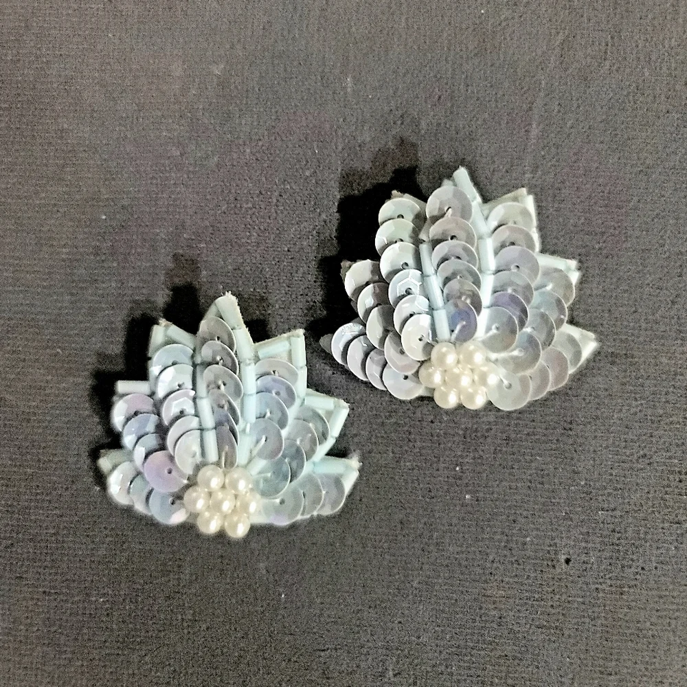 SEQUINS OF SHIMMER BLUE &PEARLS CREATE A LEAF LARGE LIGHTWEIGH  LARGE STUD UNIQU - Picture 2 of 2